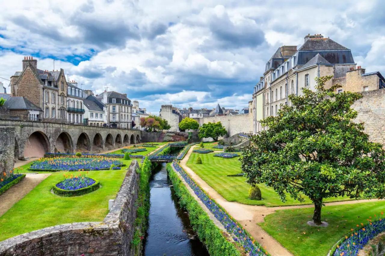 Appartement Moderne Finement Decore Avec Balcon A Vannes Centre エクステリア 写真